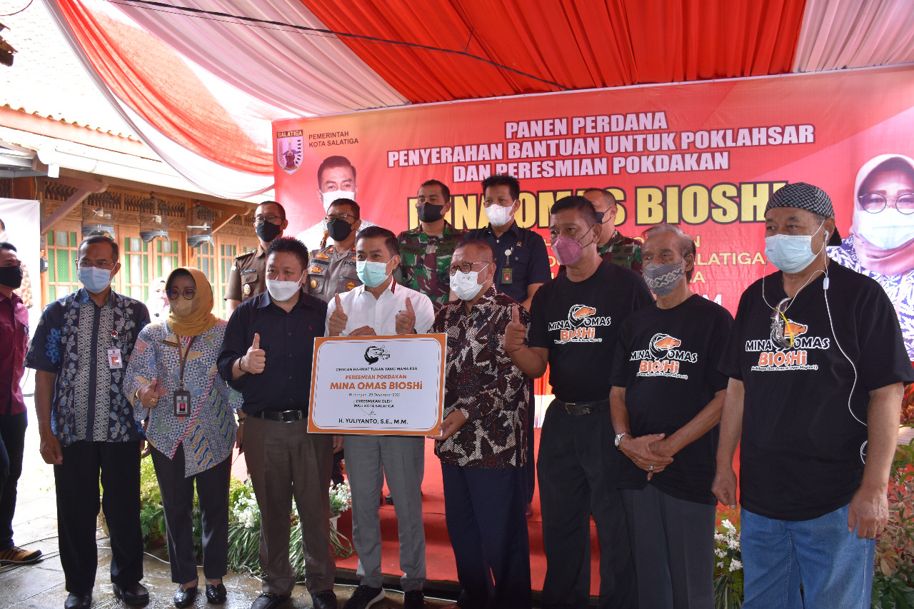 Kasrem 073/Makutarama Hadiri Panen Perdana Dan Penyerahan Bantuan Untuk Poklahsar